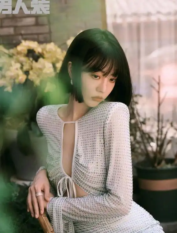 李溪芮《男人装》大片,身材火辣再现"腿精",34岁重返巅峰