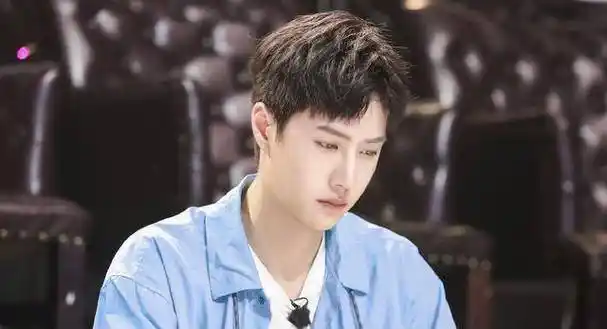 原创天天向上路演王一博缺席观众遭尴尬事件大张伟调侃太坏了