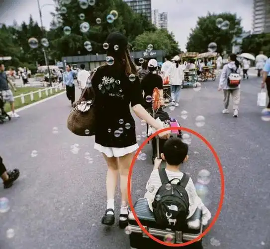 赵丽颖陪儿子露营尽显母爱 想想活泼可爱像爸爸