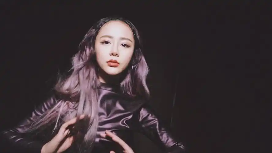 p>吴木蓝,1992年8月30日出生于湖北省武汉市,中国大陆女歌手,毕业于