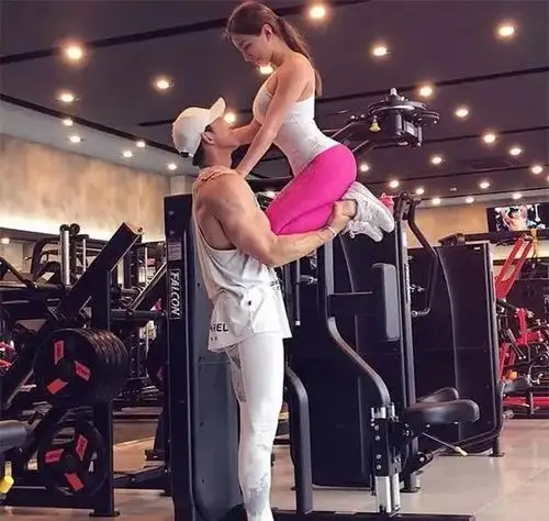 女模特健身多年练出葫芦形身材,和肌肉男友秀恩爱羡煞网友