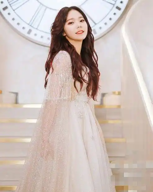 原创火箭少女穿婚纱孟美岐气质复古吴宣仪美成仙女就杨超越风格大变