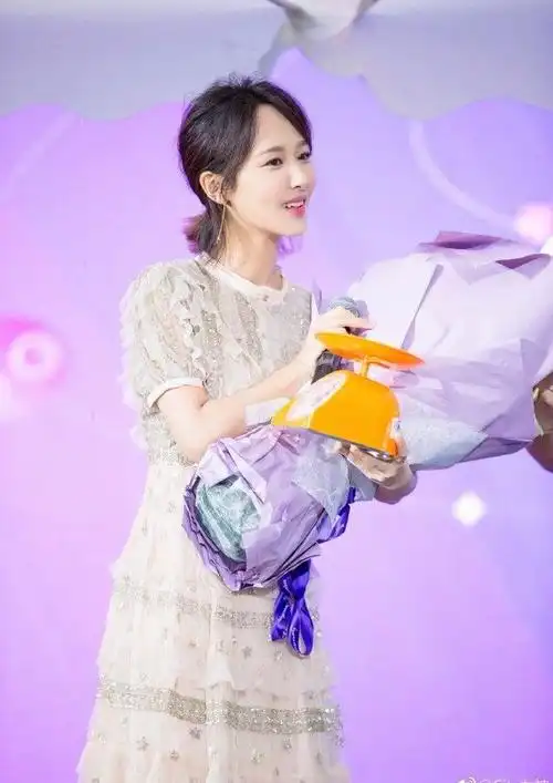 杨紫一袭裸色纱裙出活动,瘦了的她美了不止10个度