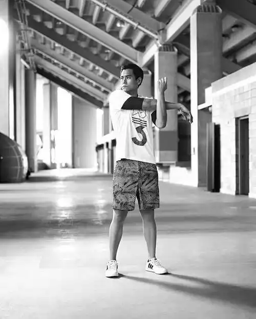 nmd r1 pk "vintage white" 刚发售时,彭于晏第一时间上脚了这款