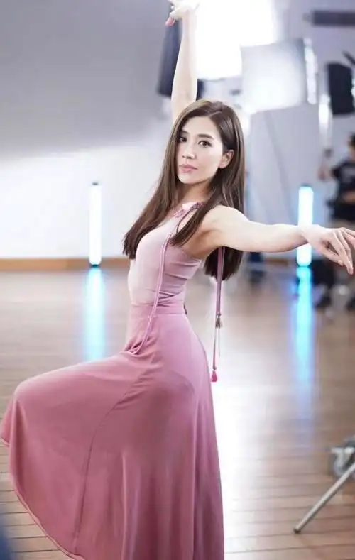 一向都是"舞"得之人的黄智雯除了跳舞之外,还时不时健身操fit身材