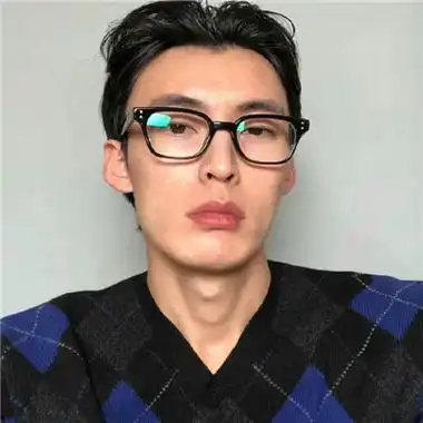 充满魅力的帅哥成熟稳重风格的头像,偶尔也会质疑活着的意义