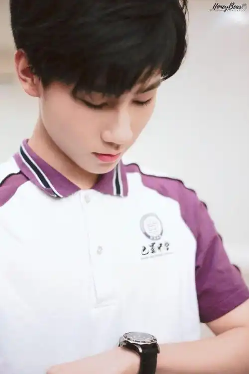 210526张真源现身高中毕业照拍摄现场镜头定格限定男高小张的珍贵时光