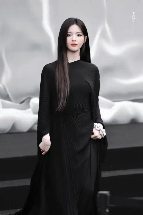 *  31303134333238303630  黑色酷女孩  @杨超越