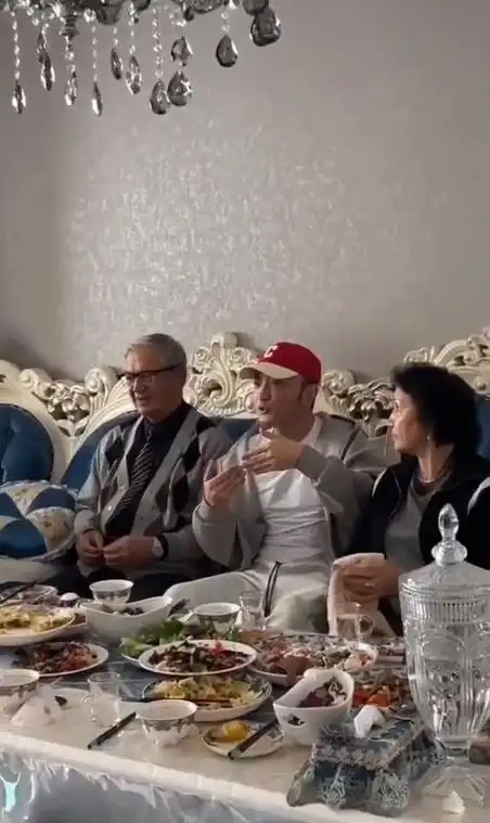 尼格买提全家福曝光嫂子妹妹颜值高小尼父亲兄弟三人眉眼相似