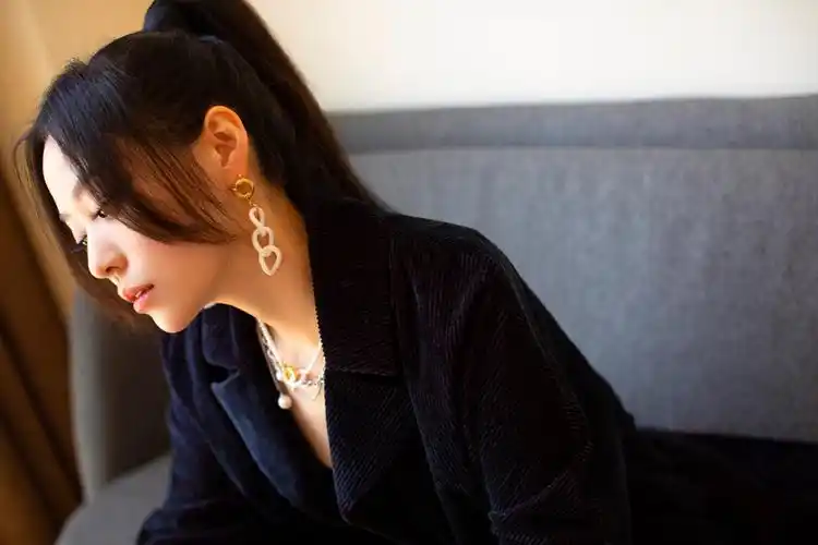 分享一组张靓颖图片给大家,图中的明星图片壁纸会点缀你的电脑桌面