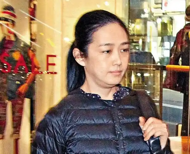 如今的朱丽倩,已经52岁了,整个人发福还是比较严重,看着也有点老气