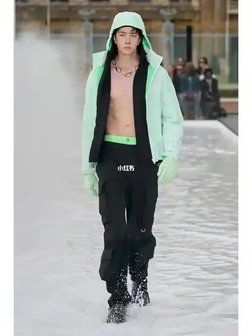 快来看露腹肌的王一博🤩