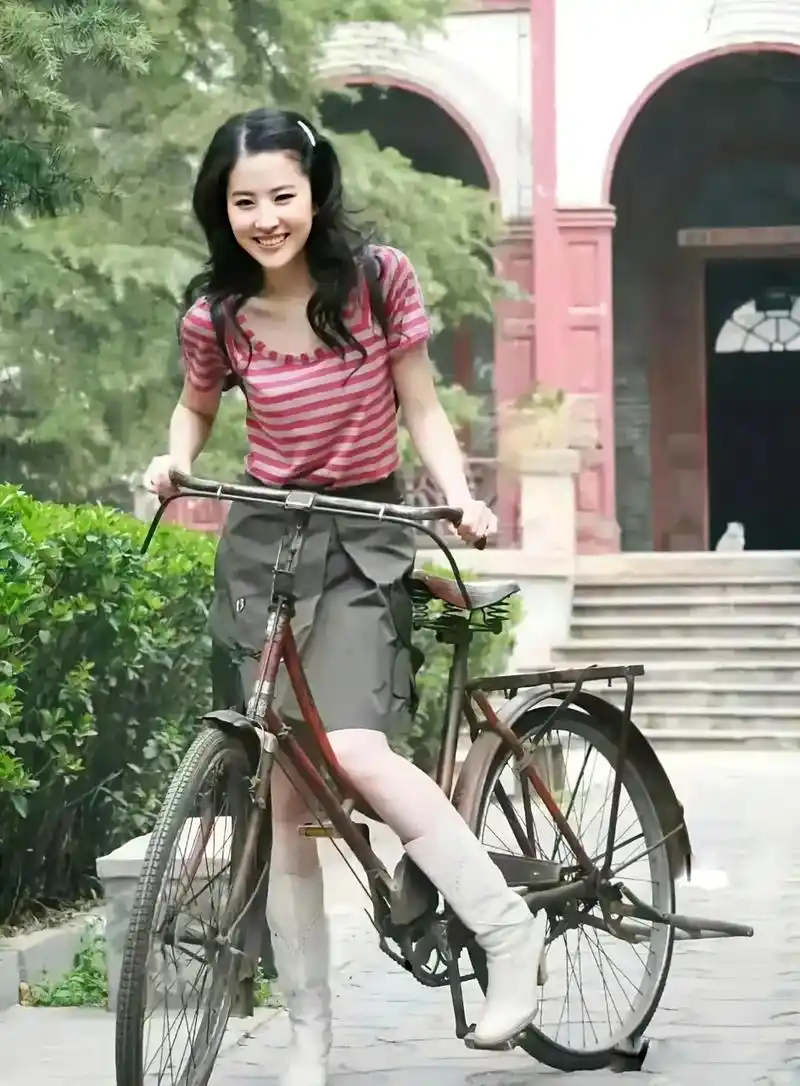 20岁的刘亦菲,青春年华活力四射,满满的少女感~  好清纯的笑容,明眸