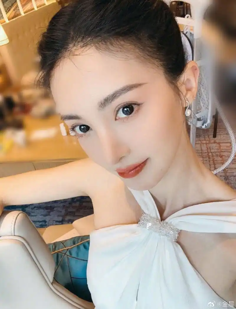 金晨分享自拍照,白皙无暇的皮肤,精致的五官,尊嘟好美.