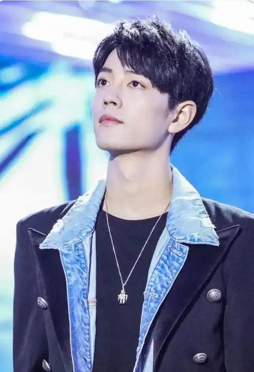 肖战一天两热搜!燕尾绅士与雪人乐享,娱乐小王子诠释多彩人生