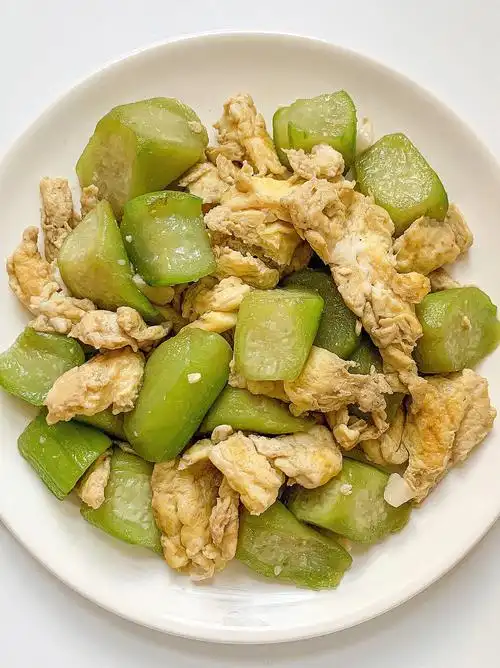 炒鸡蛋很受欢迎93今天丝瓜炒蛋安排起来,做法同样超简单热量很低,几