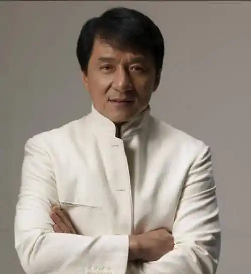 成龙早年间和吴绮莉有染,且生下了小龙女,但是面对私生女事件,成龙却