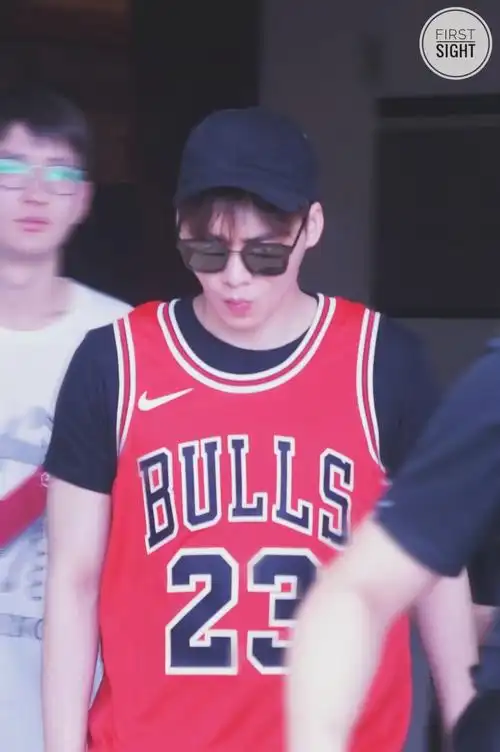 李易峰前往北京录制节目 身穿球衣运动感十足