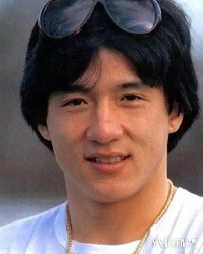 【图】成龙年轻帅气照片 少年罕见帅气萌照