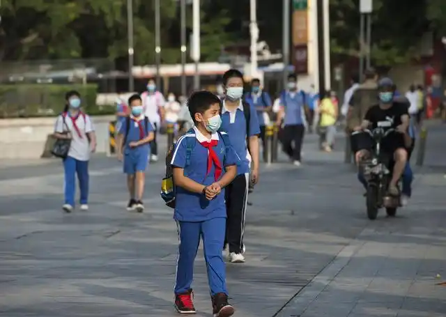 还好小编孩子的学校倒没有这种举动,孩子晚放学一小时顺利的展开来.