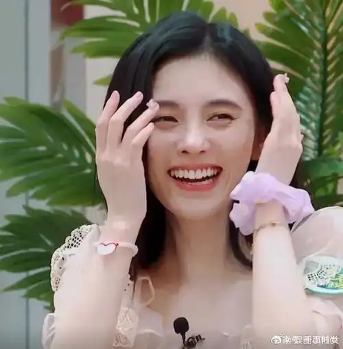 就自以为笑起来好看一样.