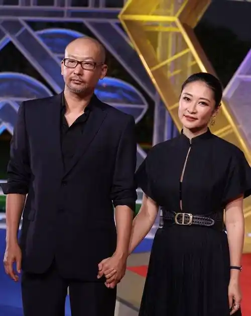 圈内的模范夫妻管虎与梁静被爆离婚,丁昱彤被强制关进精神病院_动态