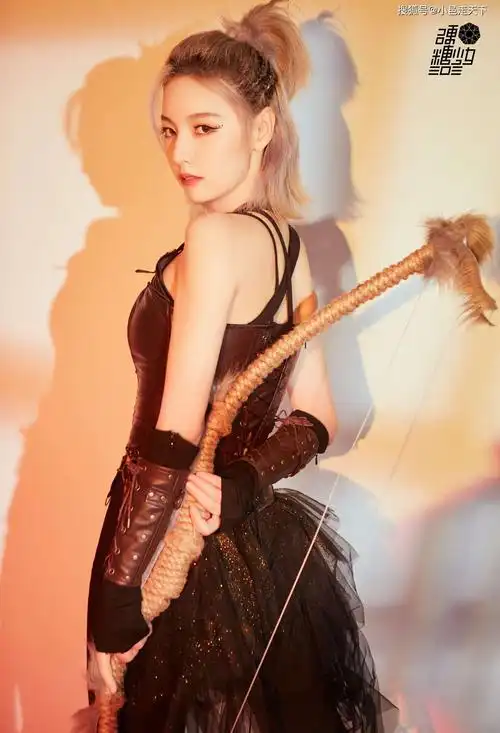 硬糖少女高马尾皮衣霸气写真