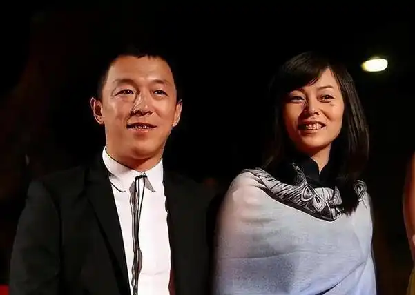 黄渤隐藏20多年的老婆是她和黄渤如同双胞胎简直太有夫妻相了