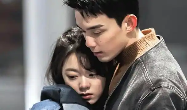 除了男女主角精湛的演技之外,剧中还有一个人物非常出彩,那就是陈靖可