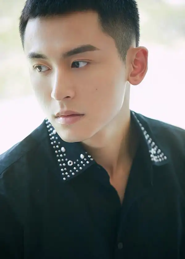 张哲瀚板寸杀酷到炸 变身消防员无畏前行