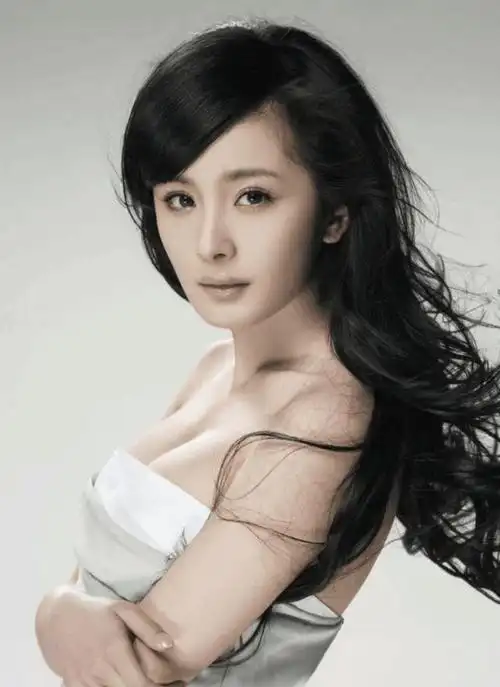 杨幂从4岁到34岁的罕见照:从25岁蜕变开始,见证盛世美颜的诞生