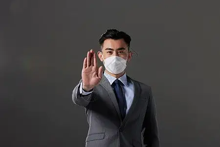 戴着口罩的男性伸手做禁止动作图片素材