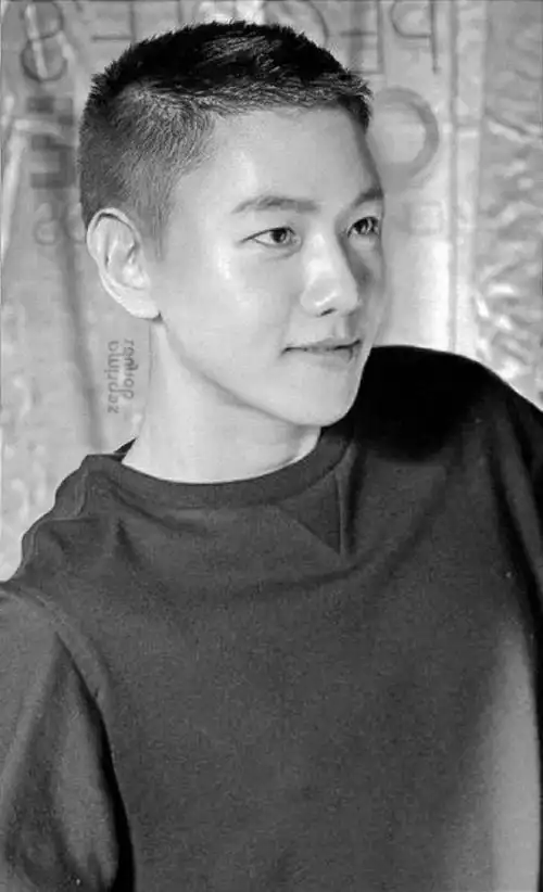 当伯贤剪了板寸,一种硬质清秀蔓延