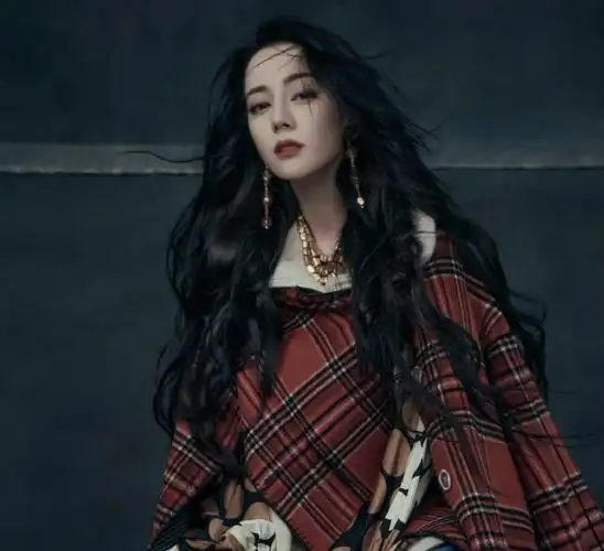 迪丽热巴拍摄西部牛仔风大片暗黑中带着奢华满满都是高级感