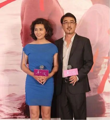 江珊一点不显老肌肤紧致黑发浓密一身蓝色裙装气质文静高级