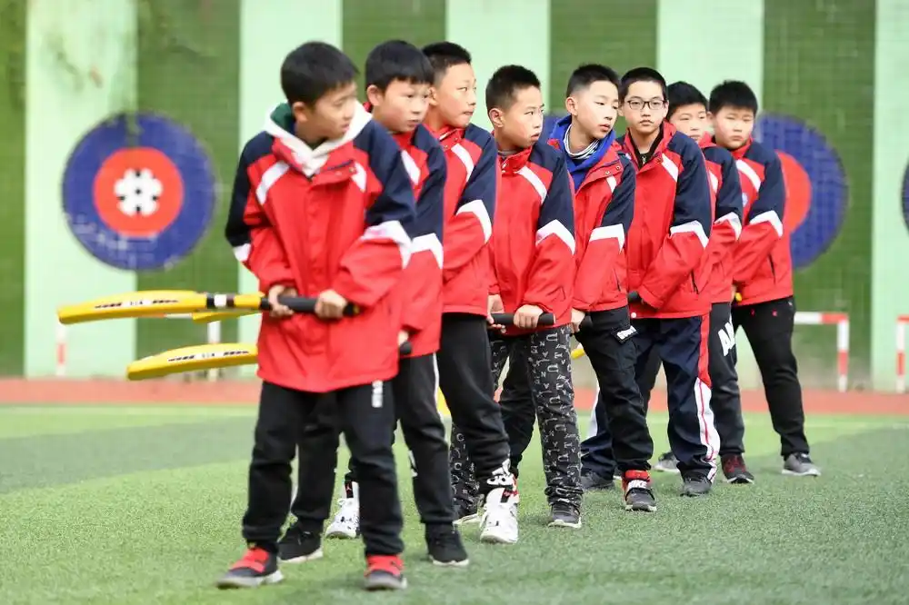 青龙路小学学生在板球课上(1月11日摄).新华社记者 唐奕 摄