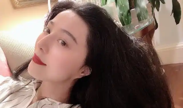 范冰冰对于她的颜值十分自信,虽说自拍时的角度刁钻,但是侧仰拍镜头下