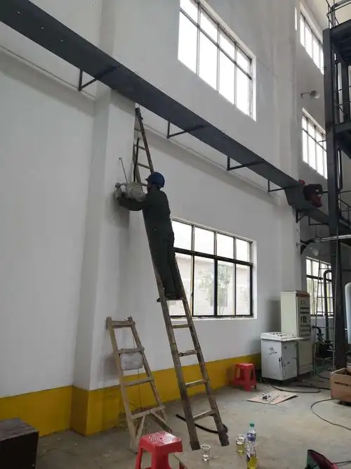 水处理车间在安装照明灯.