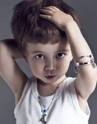 岁的男宝宝选择发型的时候,清爽简单易打理是首要原则,两边抛空的短发