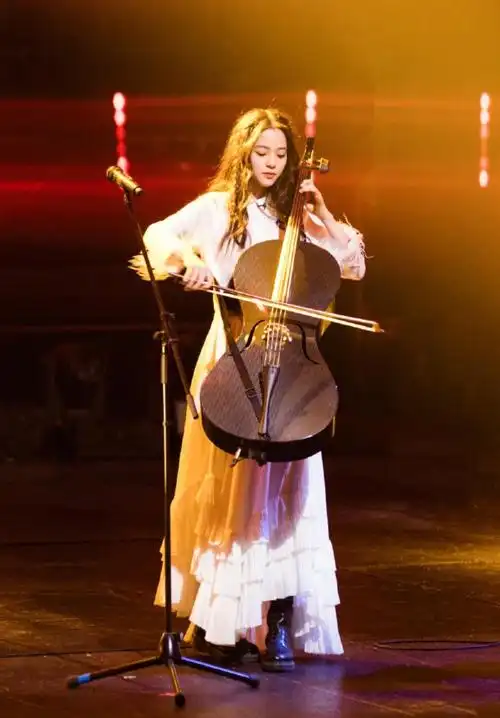 帅了一整季欧阳娜娜乐队的夏天穿搭满分简直酷到没朋友