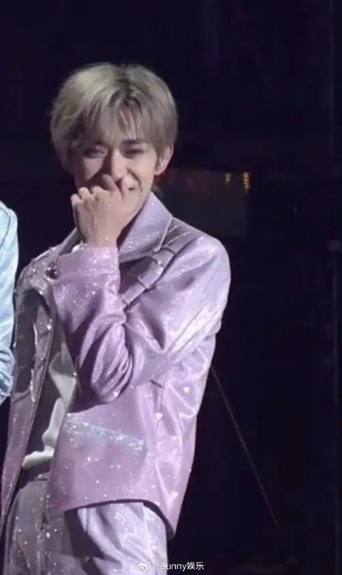 王俊凯王源看着易烊千玺笑