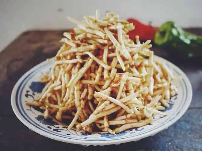 四川人除了火锅还离不开鱼腥草,能下火锅还能凉拌,抗