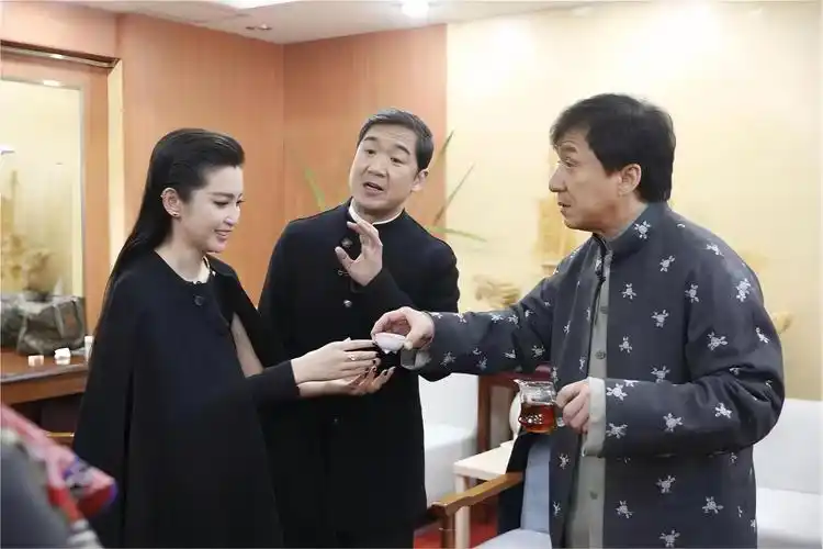 看成龙给李冰冰端茶