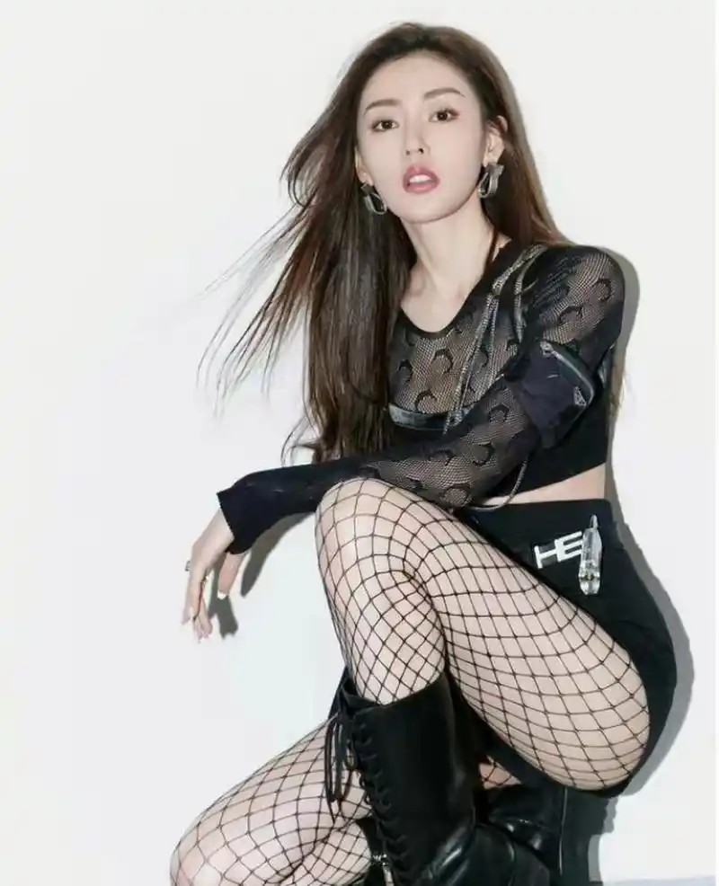 有种"蛙式"叫张天爱,露脐装配渔网丝袜,行走的"荷尔蒙"