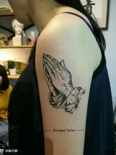 作品简介:双手合十,寓意非凡