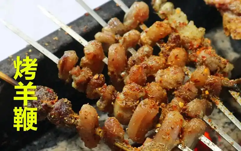 小伙一顿吃4个羊宝2根羊鞭,碳火一烤,香喷喷的真好吃!