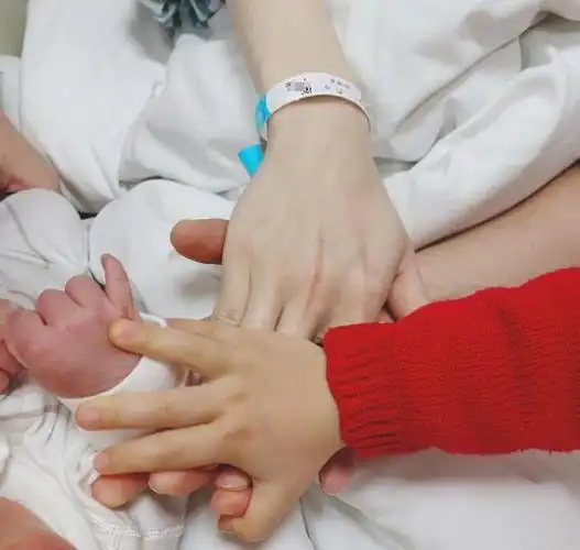 跳水皇后吴敏霞平安生子晒一家四口牵手照老公发文感谢