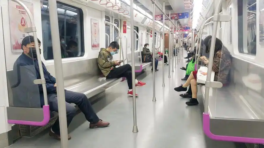 成都地铁5号线人少舒适度高