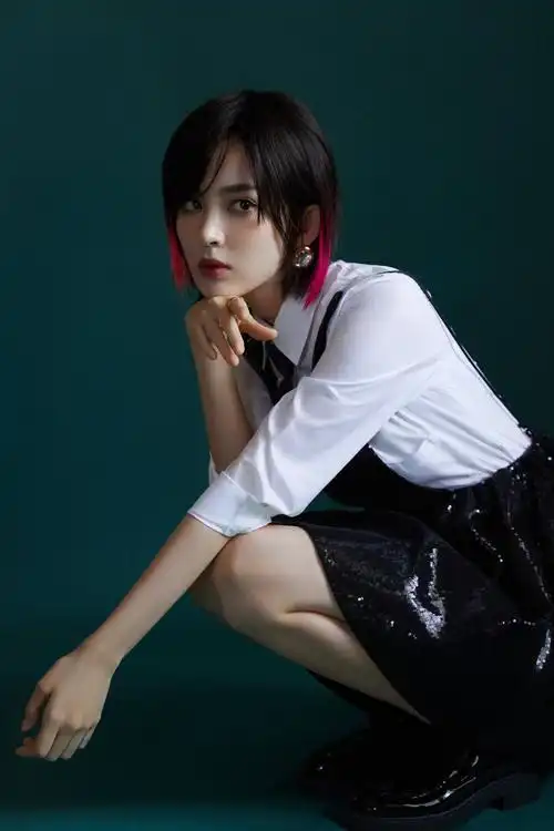 古力娜扎一头红发配白衬衫口含棒棒糖配复古眼镜好飒