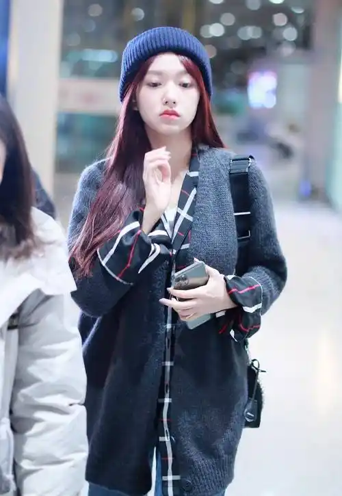 程潇现身机场本想借黑色低调一把却被酒红色长发出卖了个性